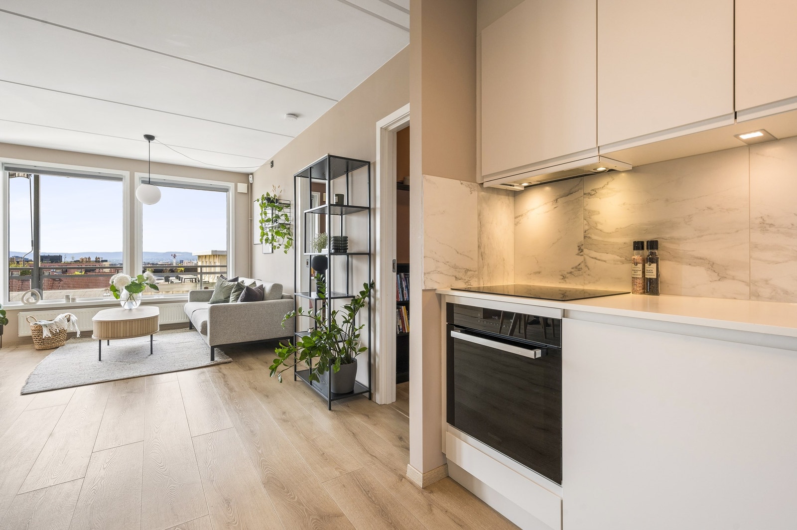 Kjøkkenet har godt med skap- og benkeplass og innredningen består av glatte fronter, laminat benkeplate med vaskekum. Galleribilde