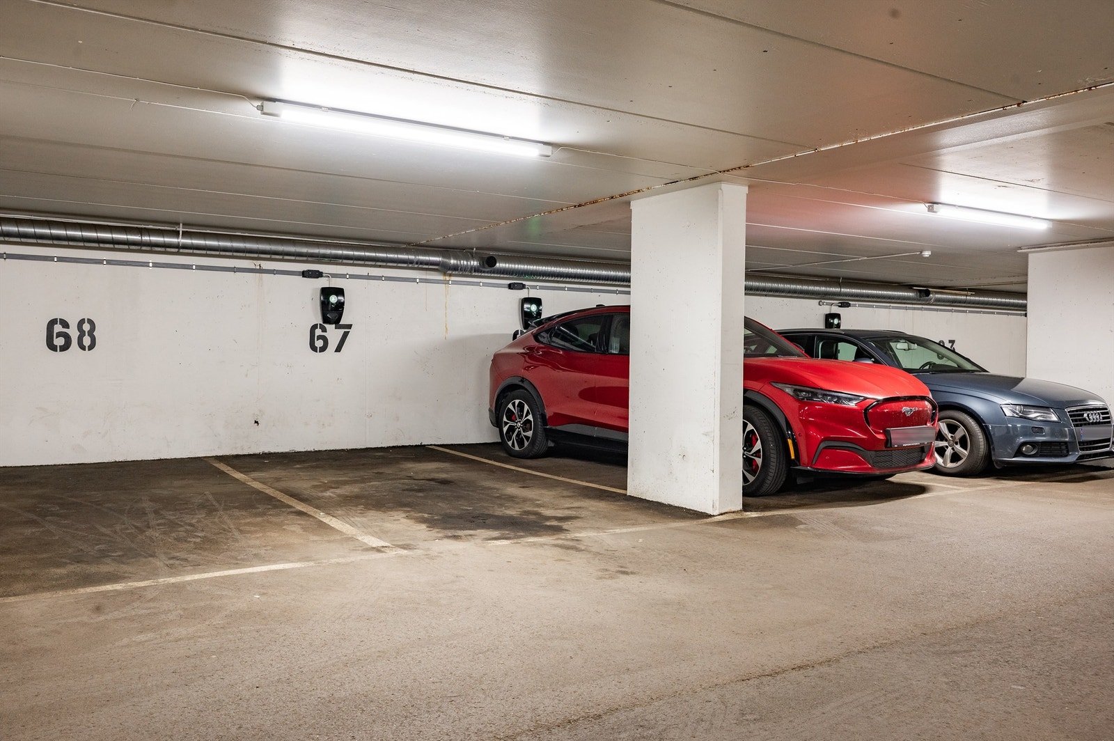 Leiligheten disponerer en garasjeplass i felles garasjeanlegg. Parkeringsplassen er merket med nr. 67. Fastmontert lader for EL-bil følger med. Galleribilde