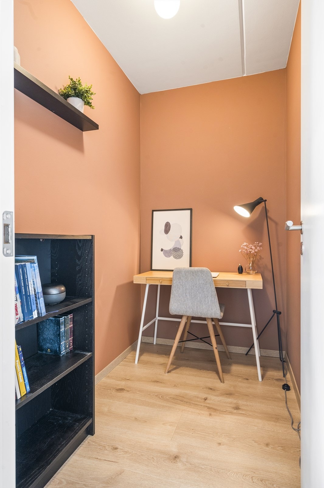 I forbindelse med stuen er det også tilgang til en romslig innvendig bod som sørger for rikelig med oppbevaringsplass. I tillegg disponerer leiligheten en kjellerbod på 6 kvm. Galleribilde