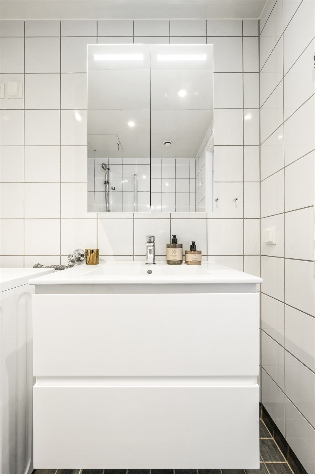 Badet har opplegg for vaskemaskin og mekanisk avtrekk. Galleribilde