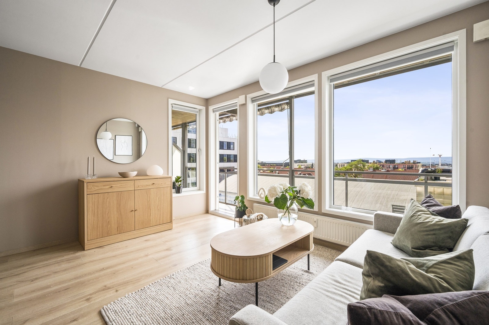 Overflatene er holdt i lyse og tidsriktige fargevalg som harmonerer fint med resten av leiligheten. Galleribilde