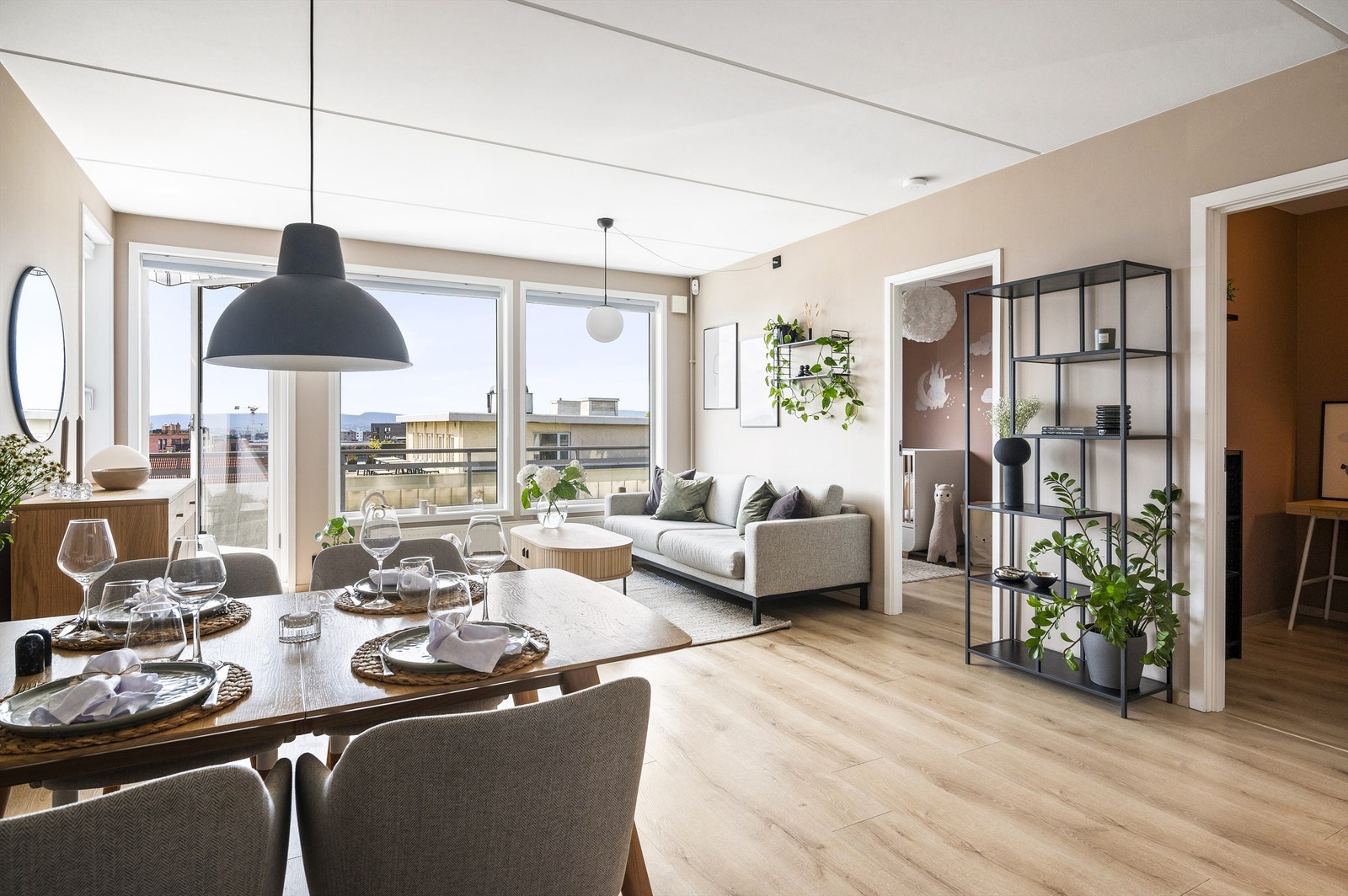 Boligen har en arealeffektiv planløsning med stue/kjøkken i åpen løsning, to soverom av god størrelse, et romslig bad, samt gode oppbevaringsmuligheter! Galleribilde