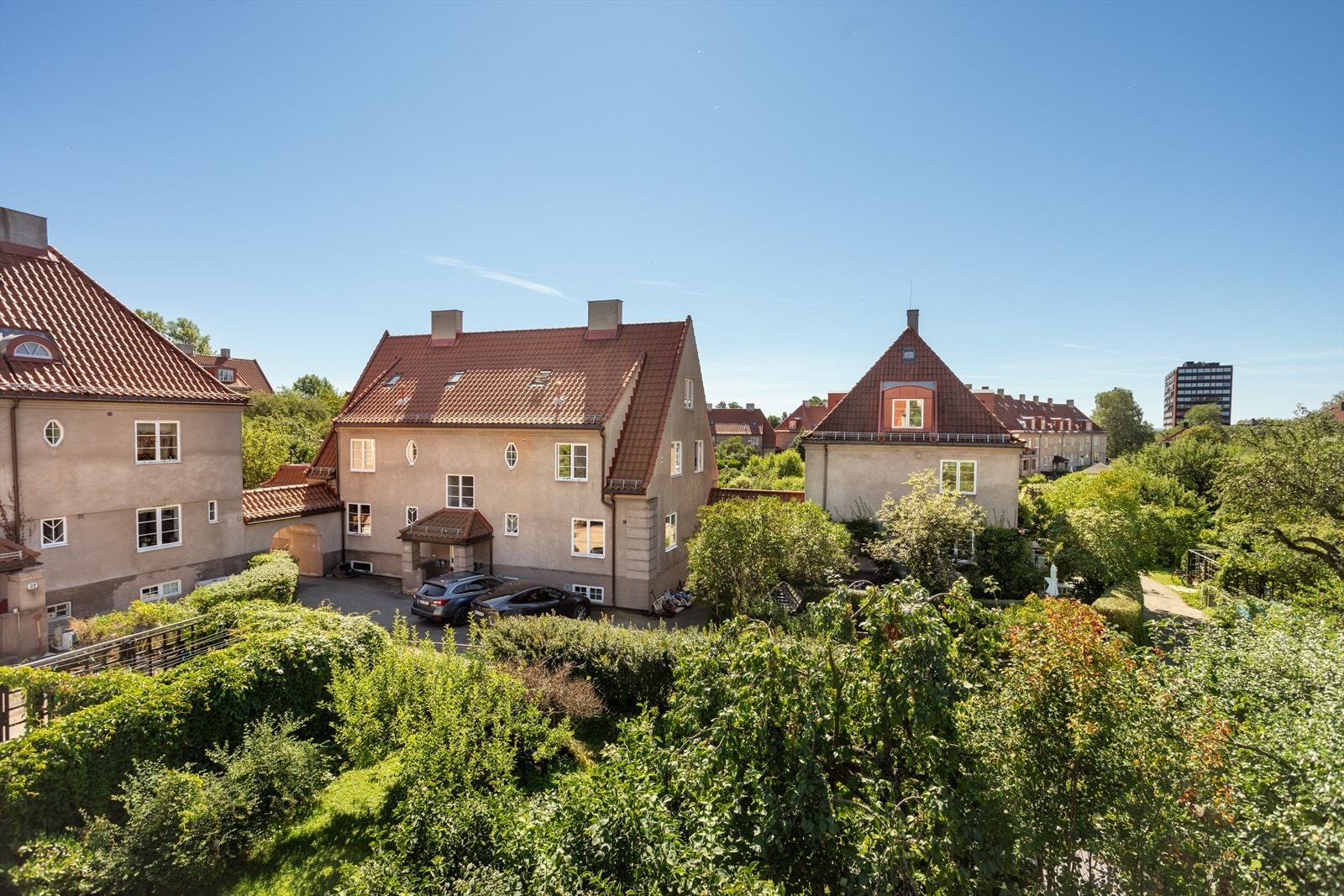 Det indre gårdsrommet er meget barnevennlig, og naboskapet beskrives som hyggelig og sosialt - et fantastisk sted å bo for folk i alle aldre. Galleribilde