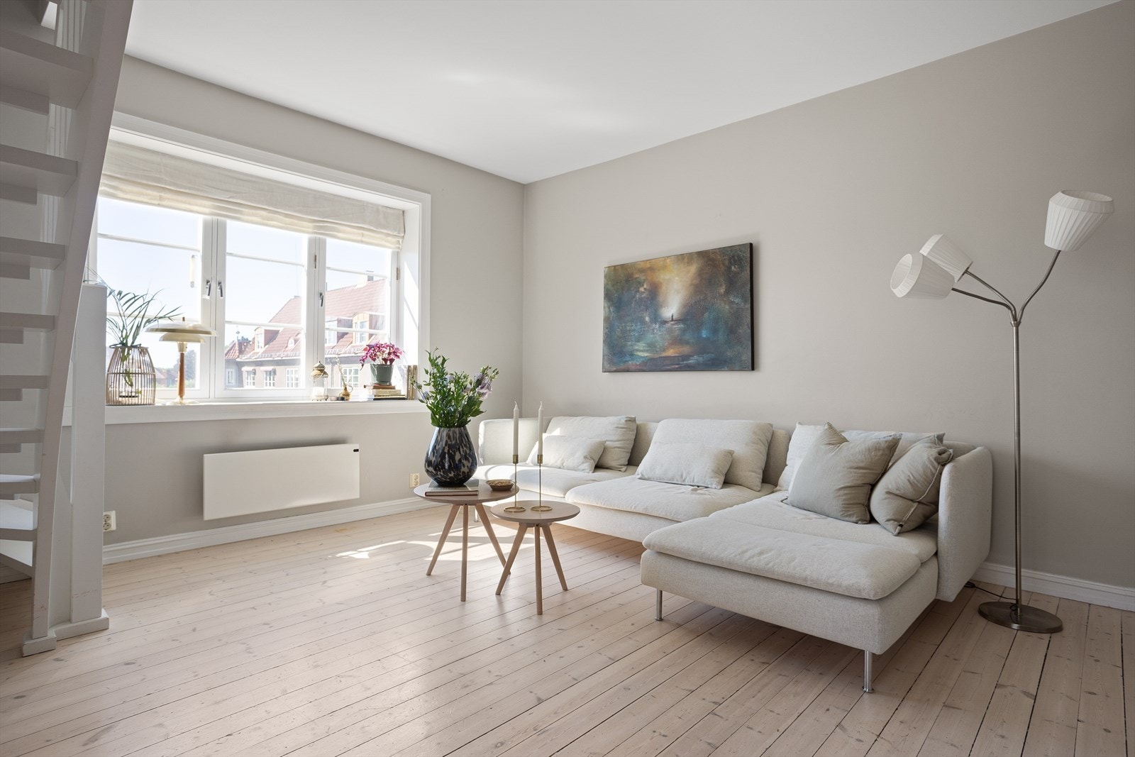 Stuen er møbleringsvennlig, og har god plass til sofaseksjon og øvrig innredning etter ønske. Galleribilde