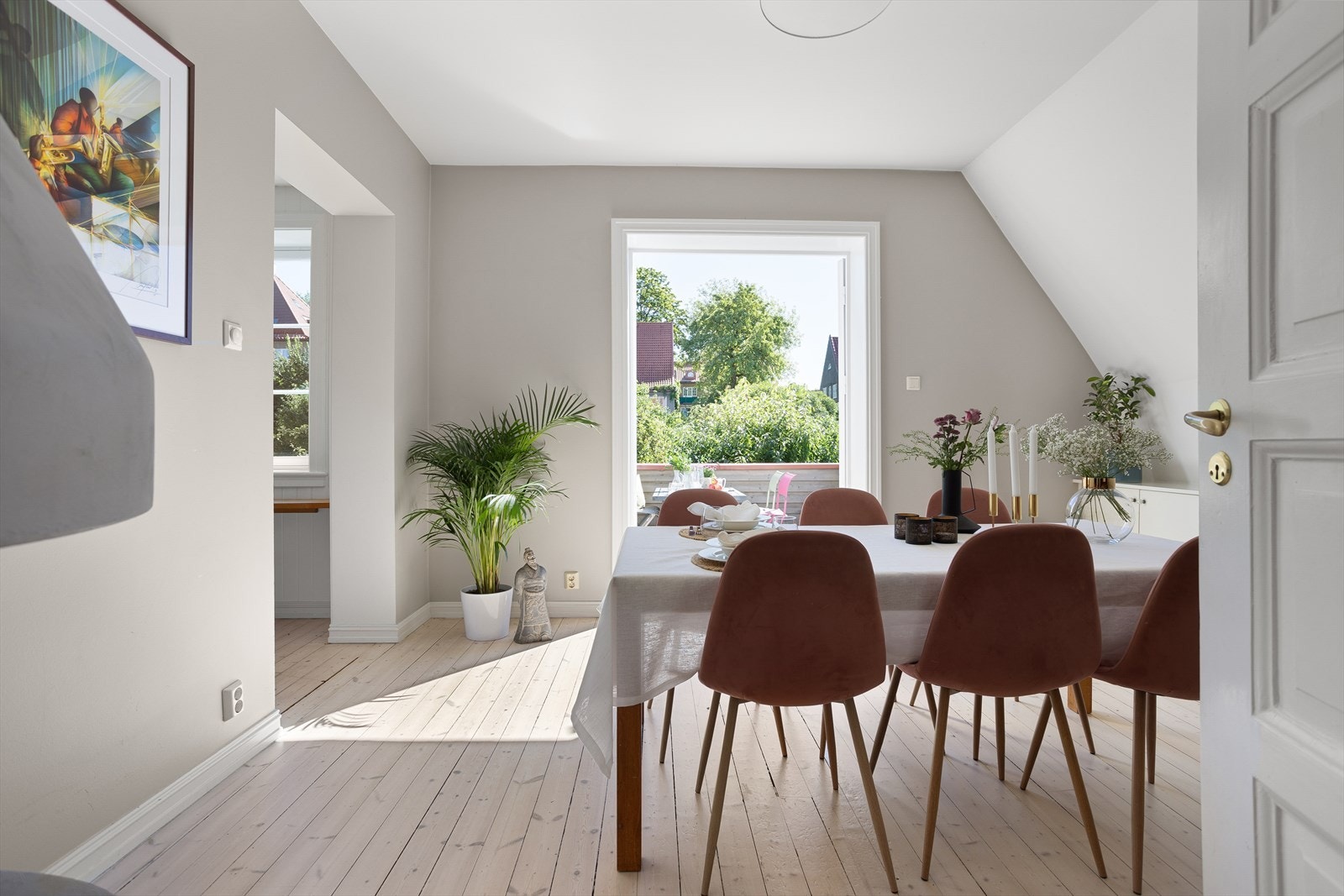 På sommerhalvåret fungerer terrassen som en nydelig forlengelse av spisestuen. Galleribilde