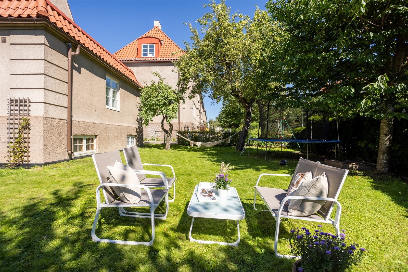 Her befinner man seg skjermet og tilbaketrukket til i en egen oase som er nydelig omkranset av frodig beplantning. Galleribilde
