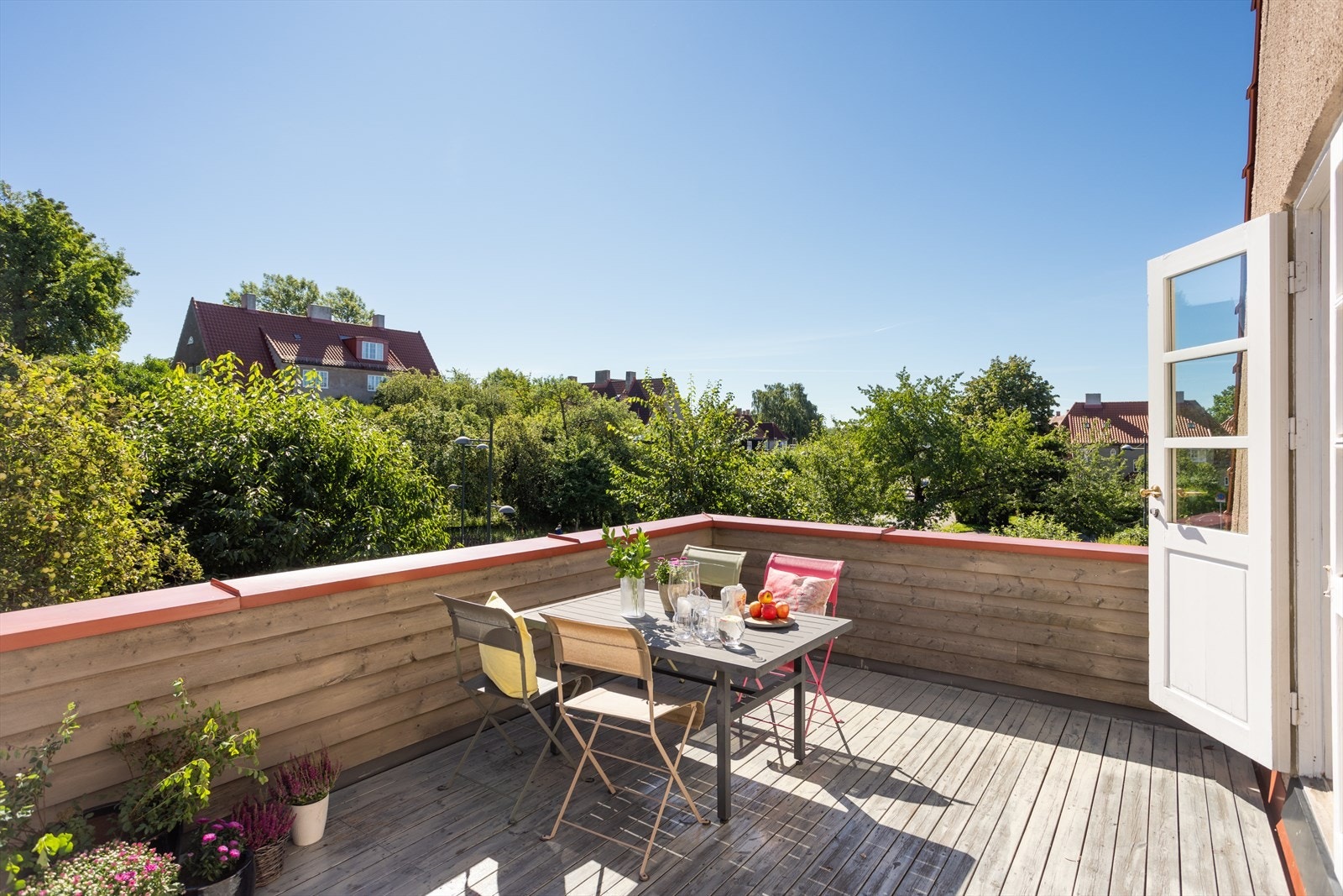 Fra terrassen har man herlig utsyn til nabolaget og dens vakre bebyggelse og frodige hager. Galleribilde