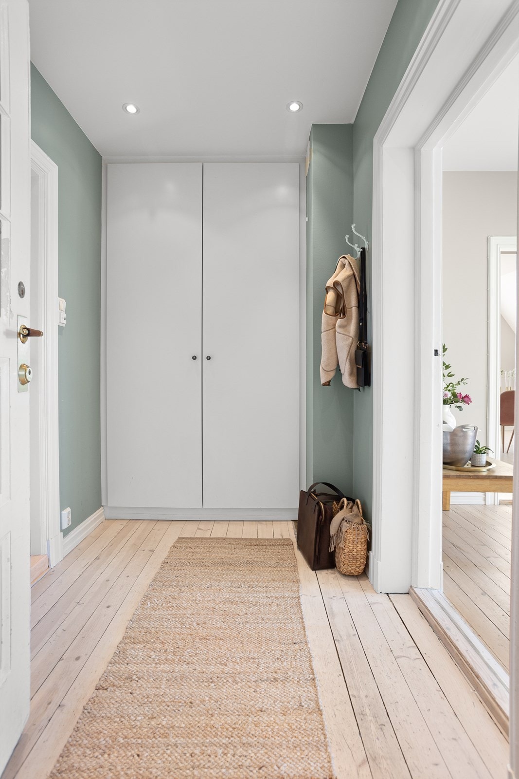 Entréen har god plass til oppbevaring av sko og yttertøy. Det er ekstra lagringsplass i kjellerbod på ca. 8 m². Galleribilde
