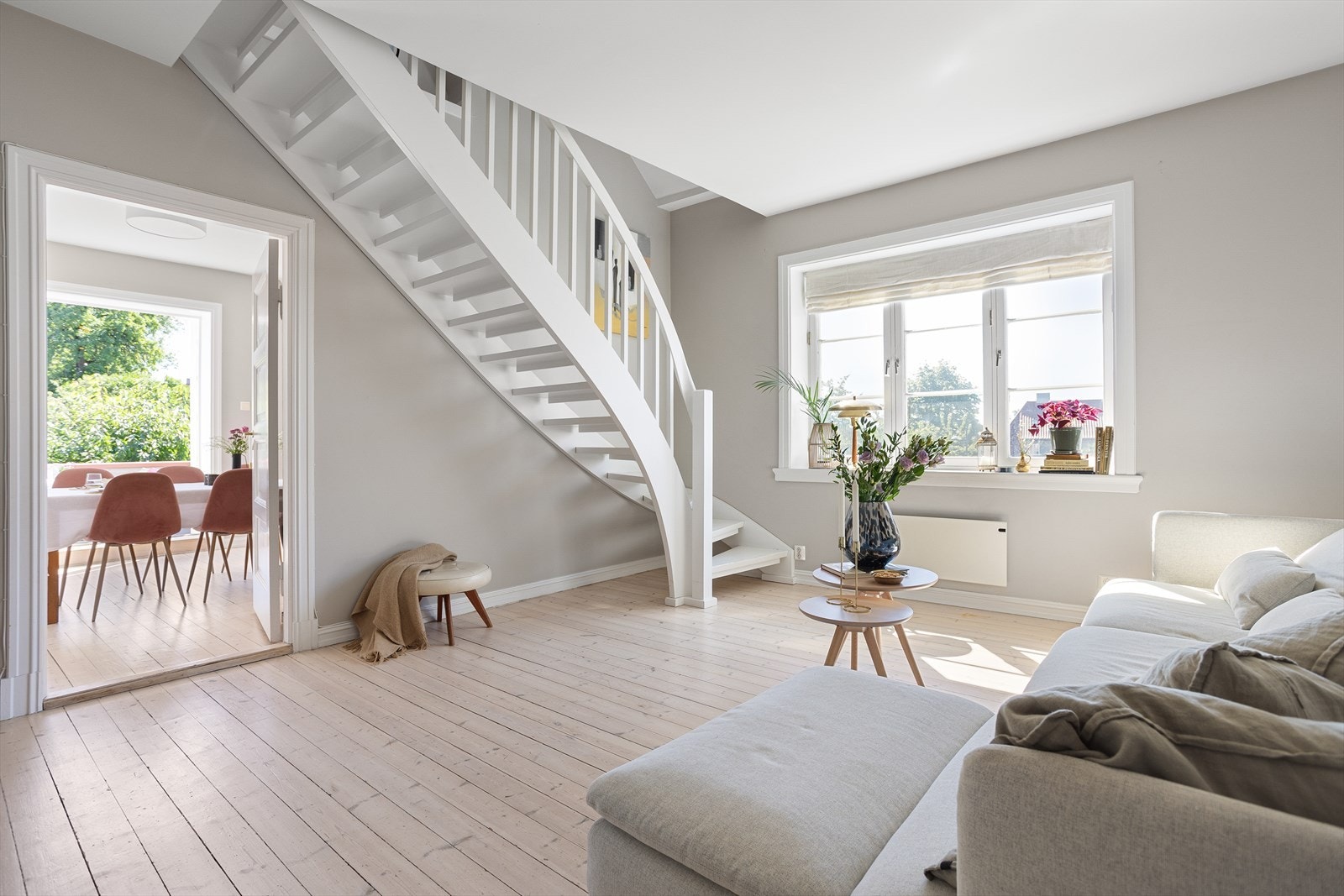 Spisestuen og dagligstuen ligger fint til etter hverandre, og skaper både sosiale og adskilte soner. Galleribilde