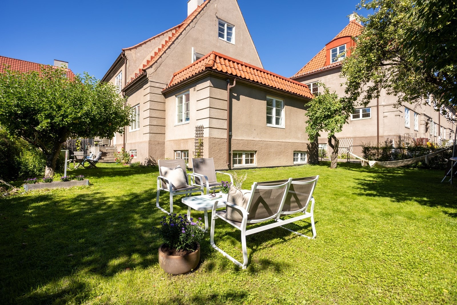 Leiligheten har en fantastisk hageparsell med boltreplass for både store og små som vil gi stor glede hele året rundt. Galleribilde