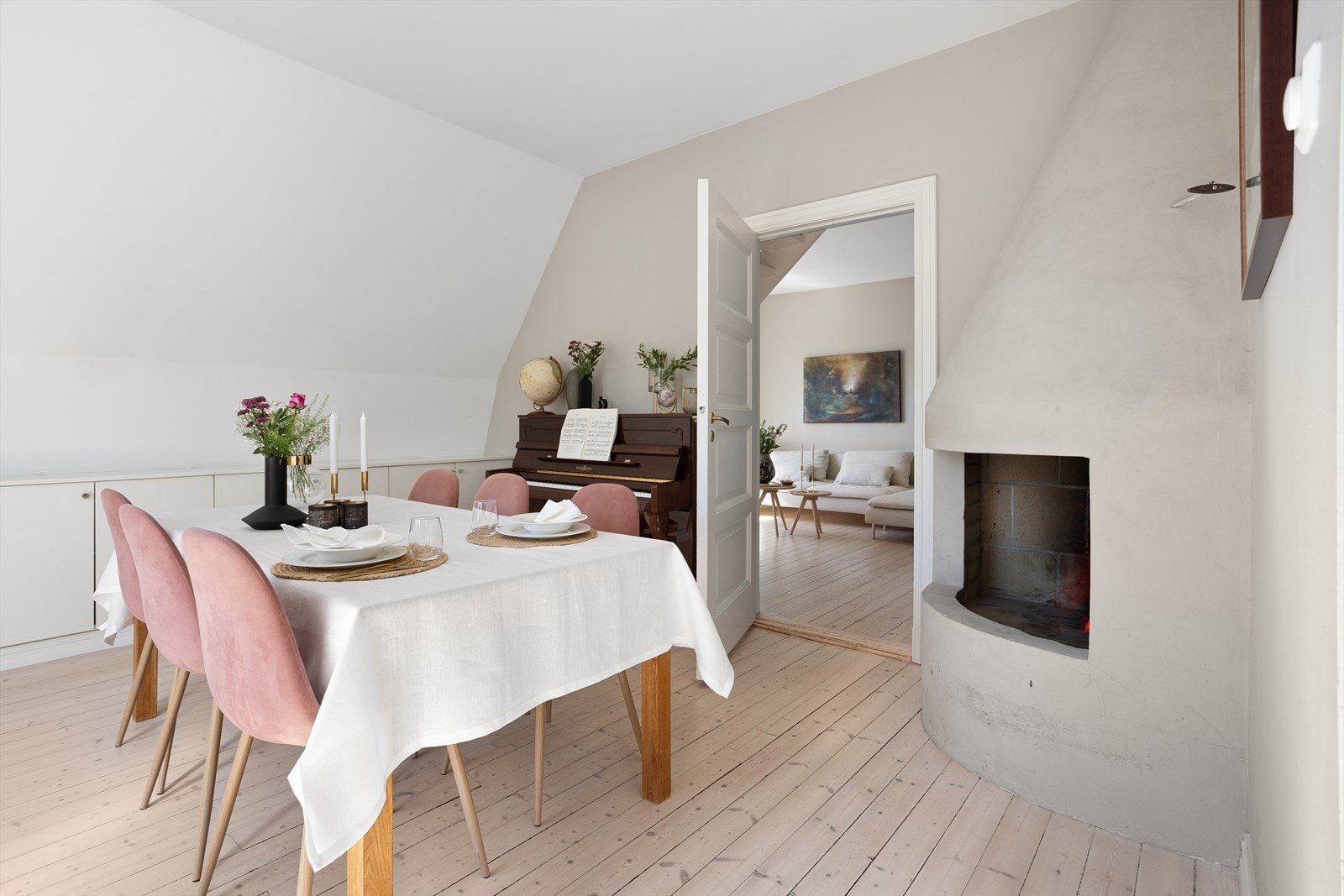 Spisestuen har god plass til langbord - et hyggelig sted å samles. Legg også merke til skapene som er pent tilpasset rommet for ekstra lagringsplass. Galleribilde