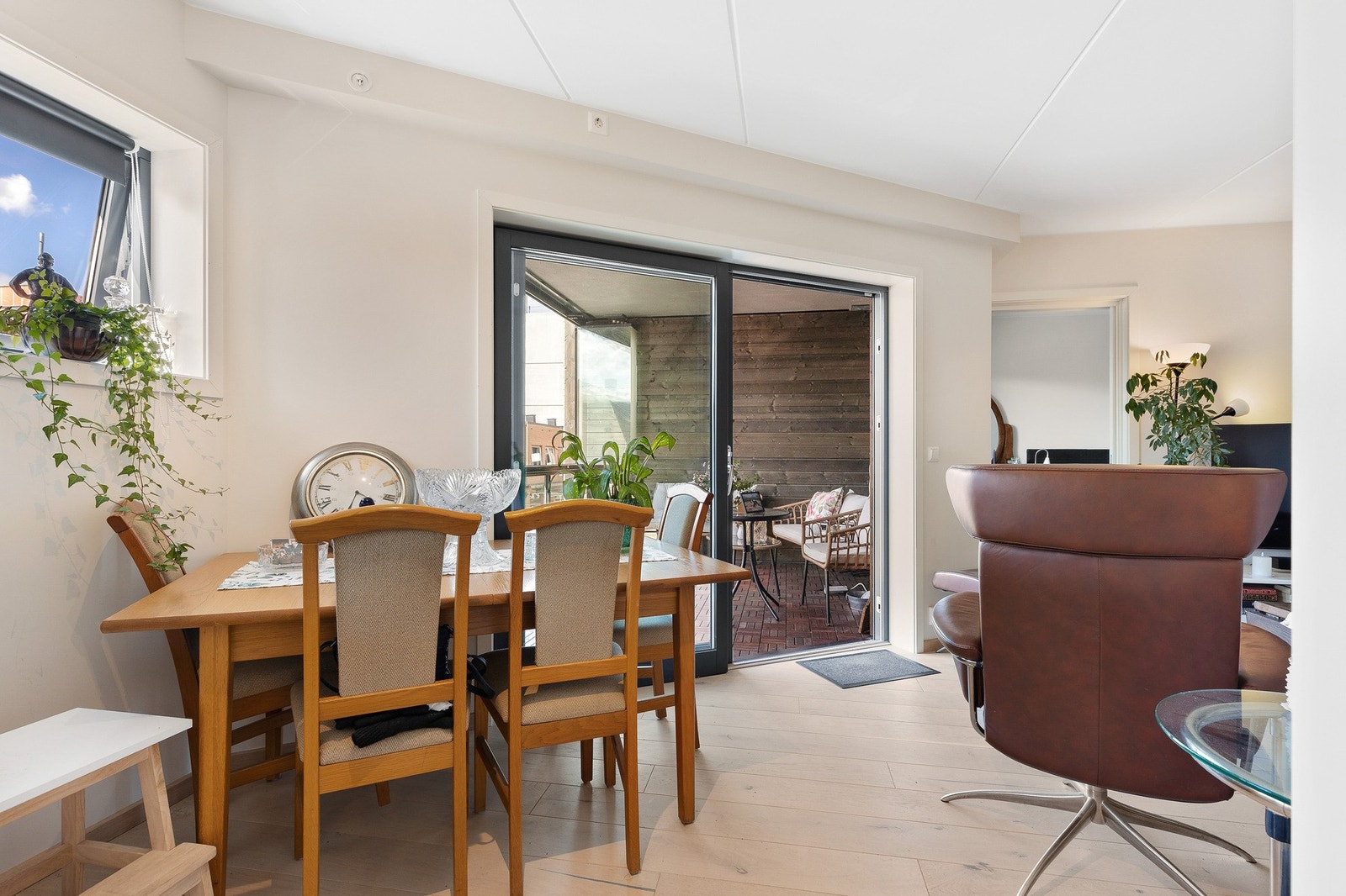 Fra stuen har man adkomst til en vestvendt innglasset balkong som forlenger utesesongen Galleribilde