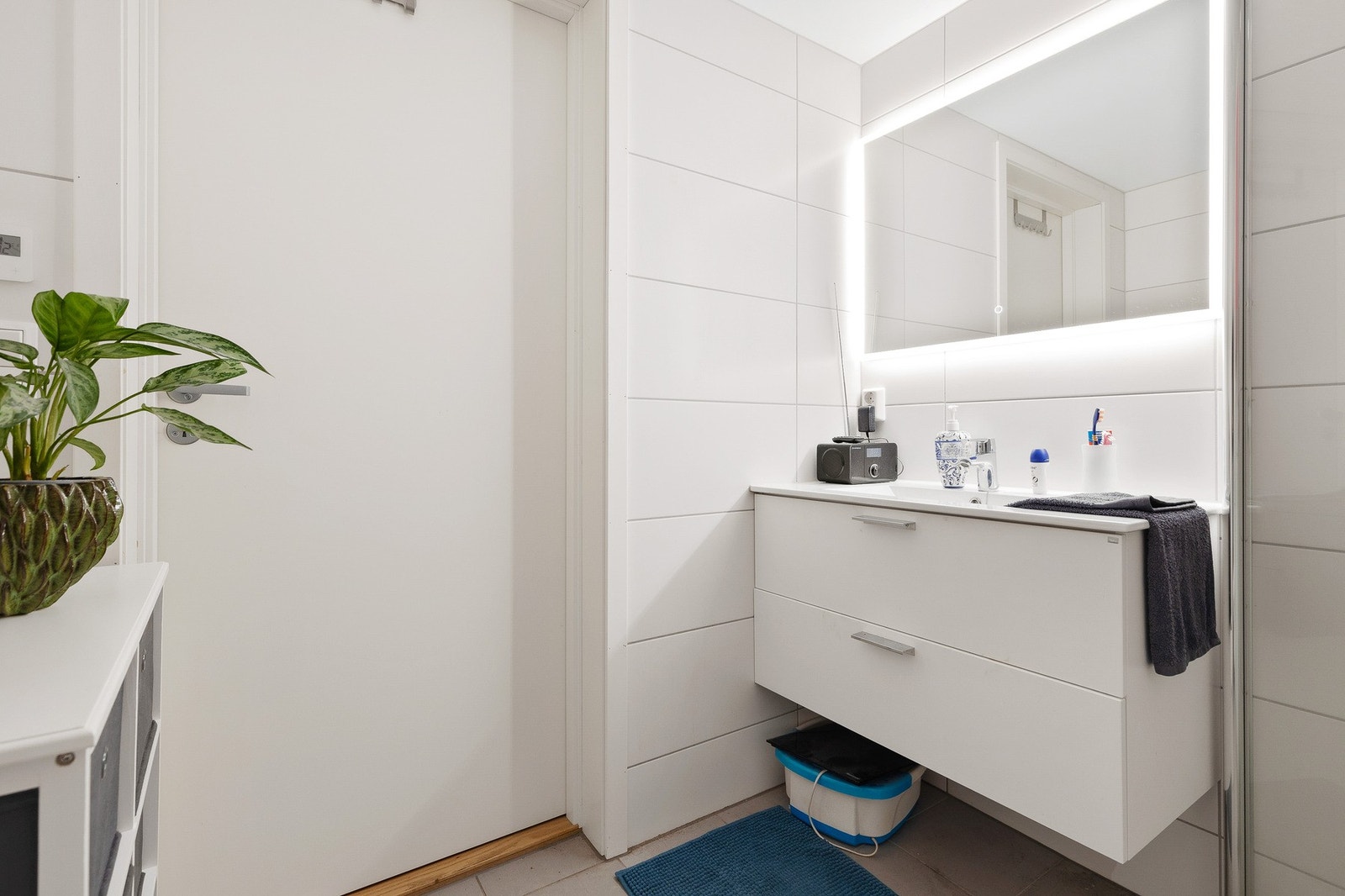 Rommet er også utstyrt med stilren baderomsinnredning med nedsenket servant og speil Galleribilde