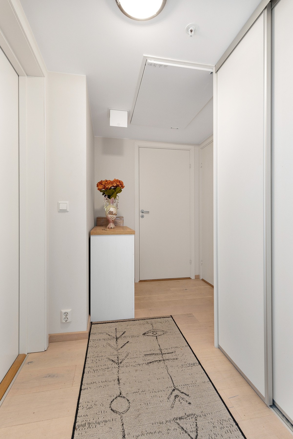 Romslig entré med fin oppbevaringsplass for yttertøy og sko i stor skyvedørsgarderobe Galleribilde