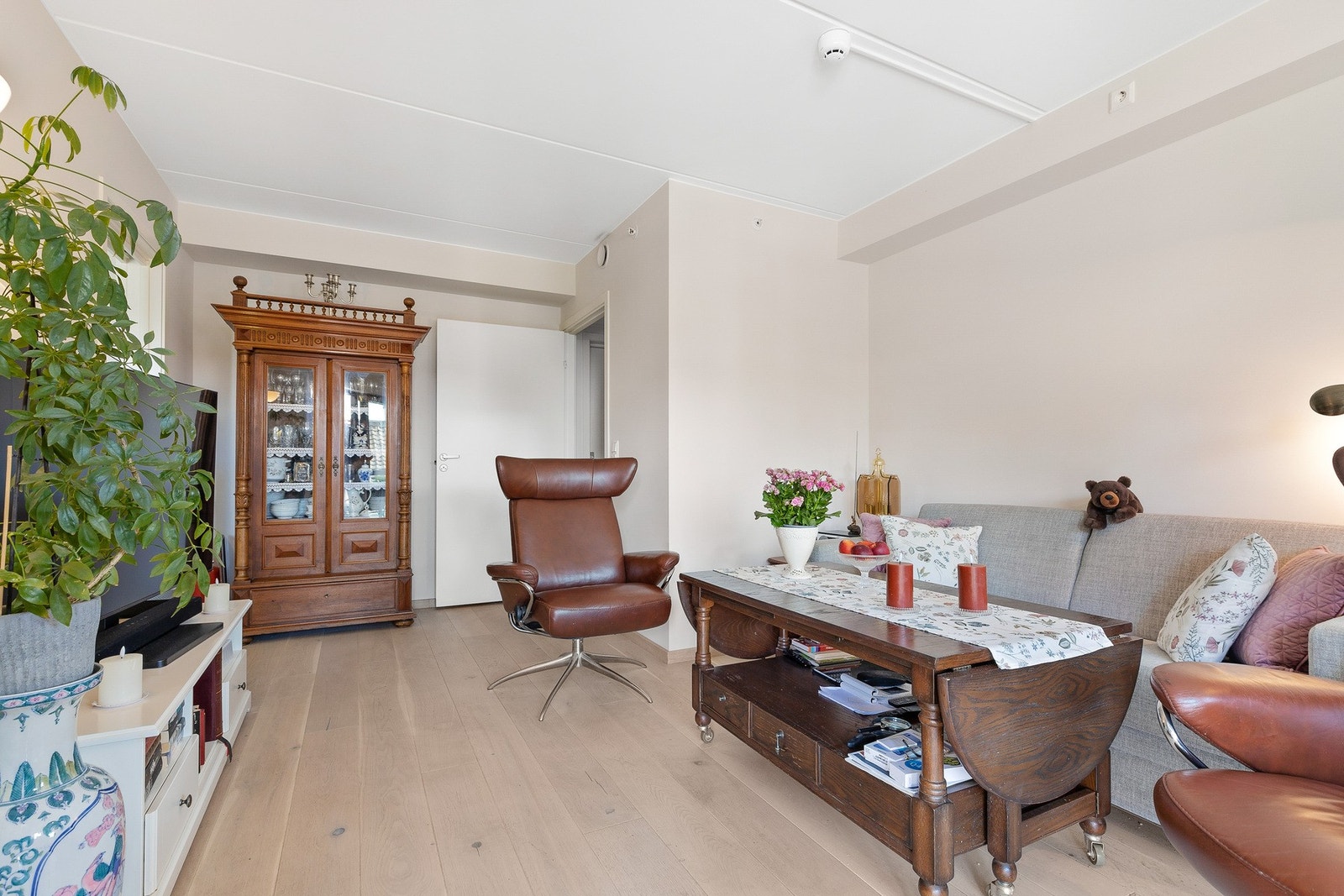 Gjennomgående for leiligheten er et lyst og moderne uttrykk med store vindusflater, slette overflater og parkett på gulv Galleribilde