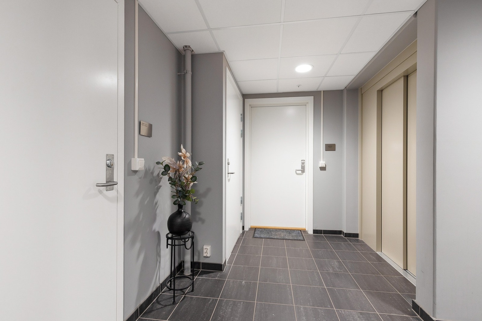 Det er heisadkomst til etasjeplan og det medfølger bod i kjeller på 5 kvm Galleribilde