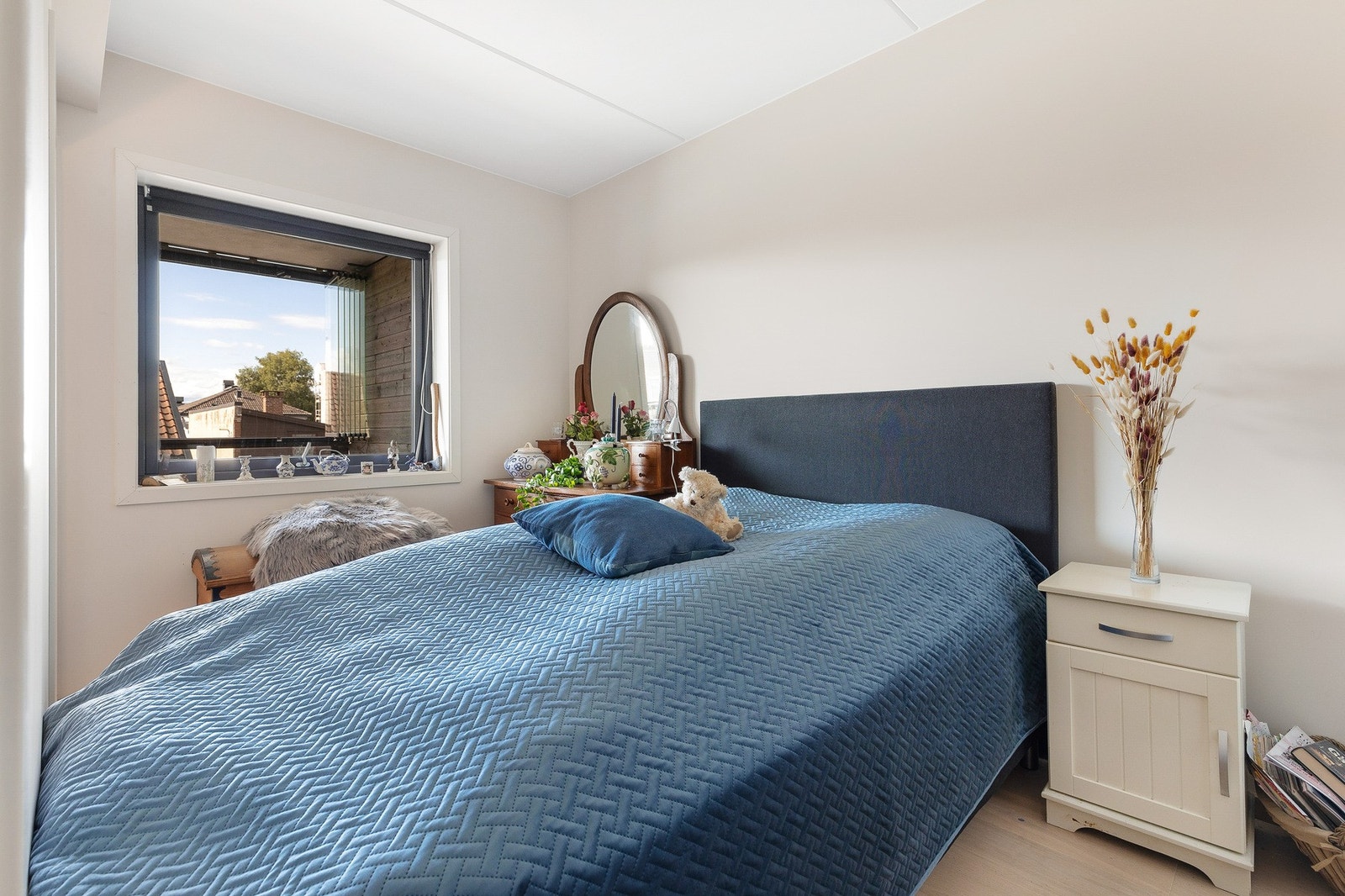 Soverommet er av god størrelse og det er fin plass til dobbeltseng, nattbord og skyvedørsgarderobe Galleribilde