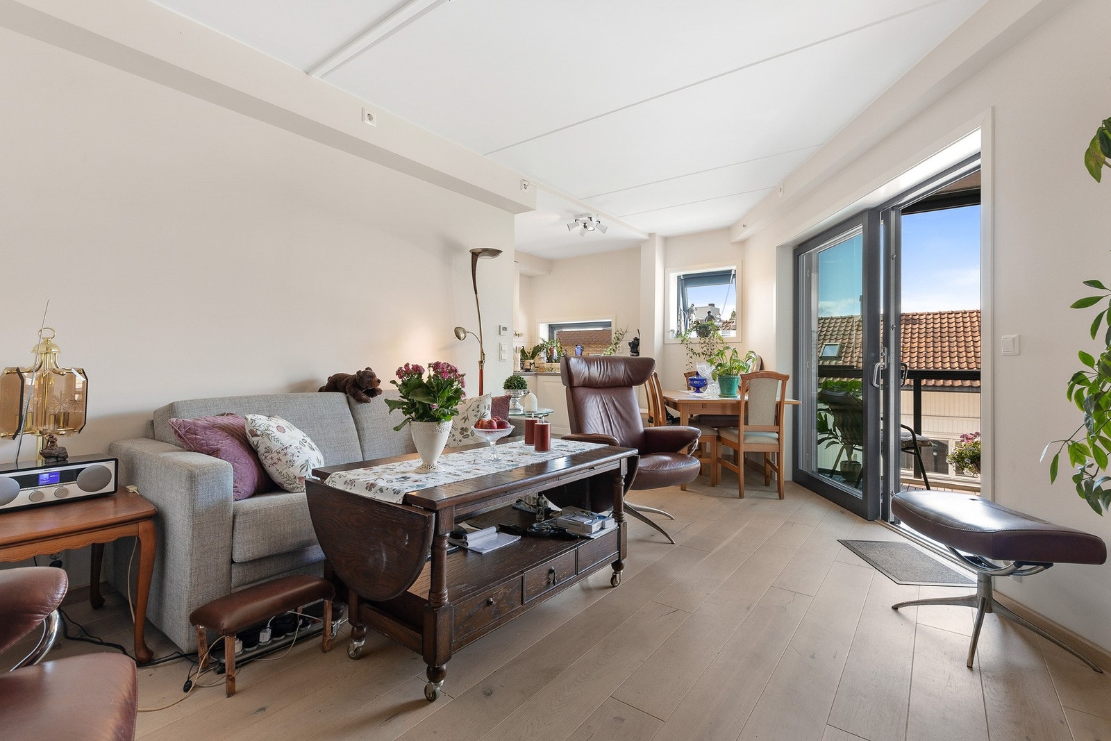 Stuen er møbleringsvennlig utformet med plass til både sofa og spisegruppe Galleribilde