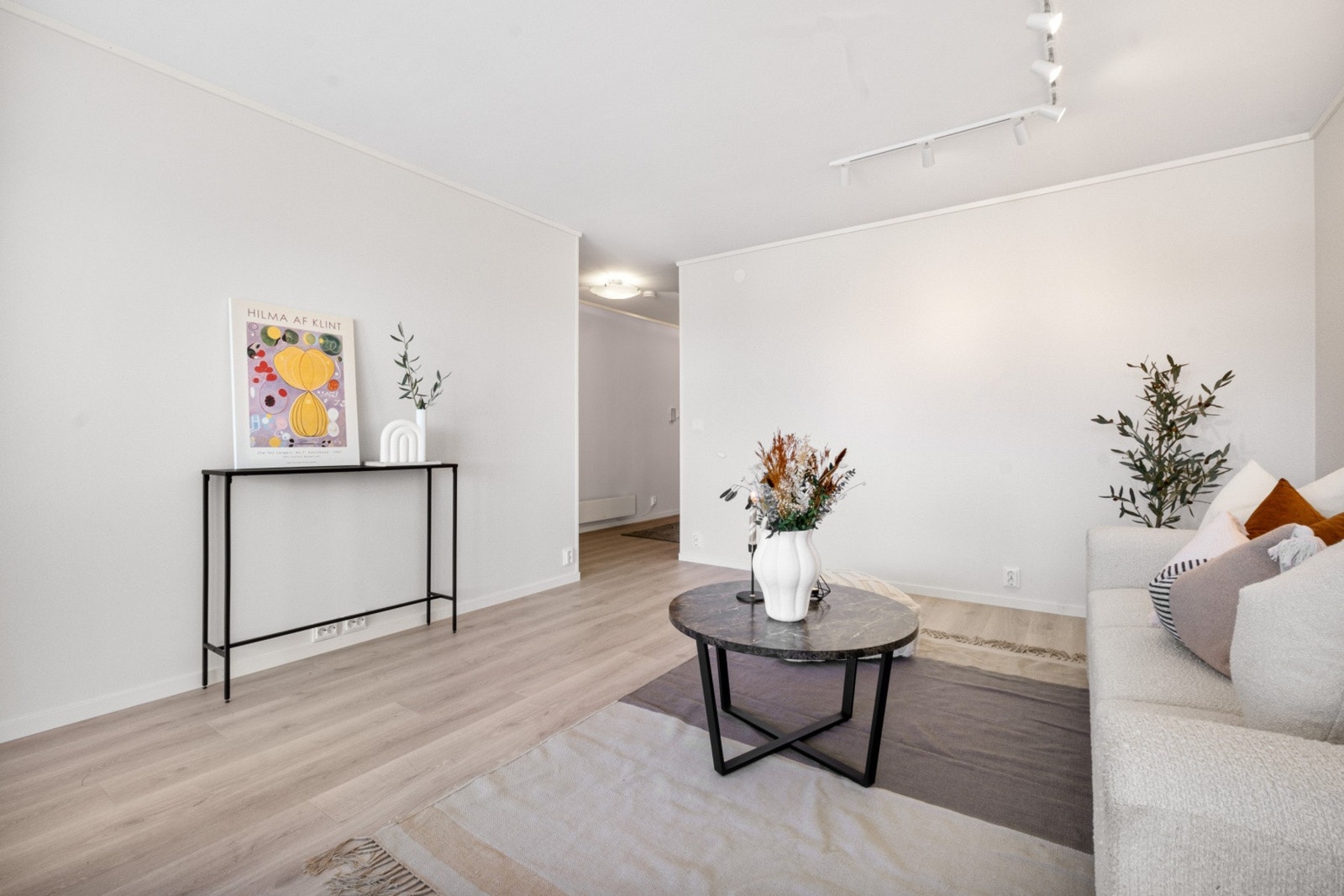 Stuen oppleves romslig med plass til flere sittegrupper. Galleribilde