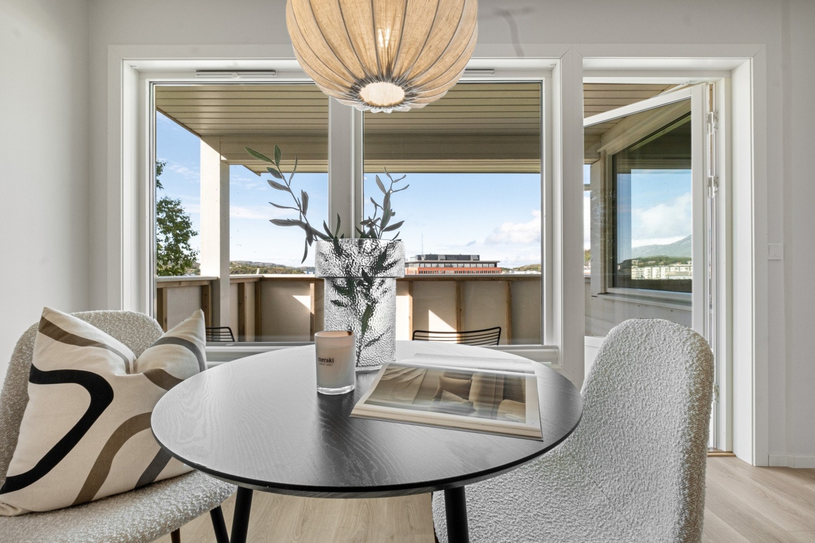 Leiligheten er malt i lyse, moderne fargevalg. Galleribilde