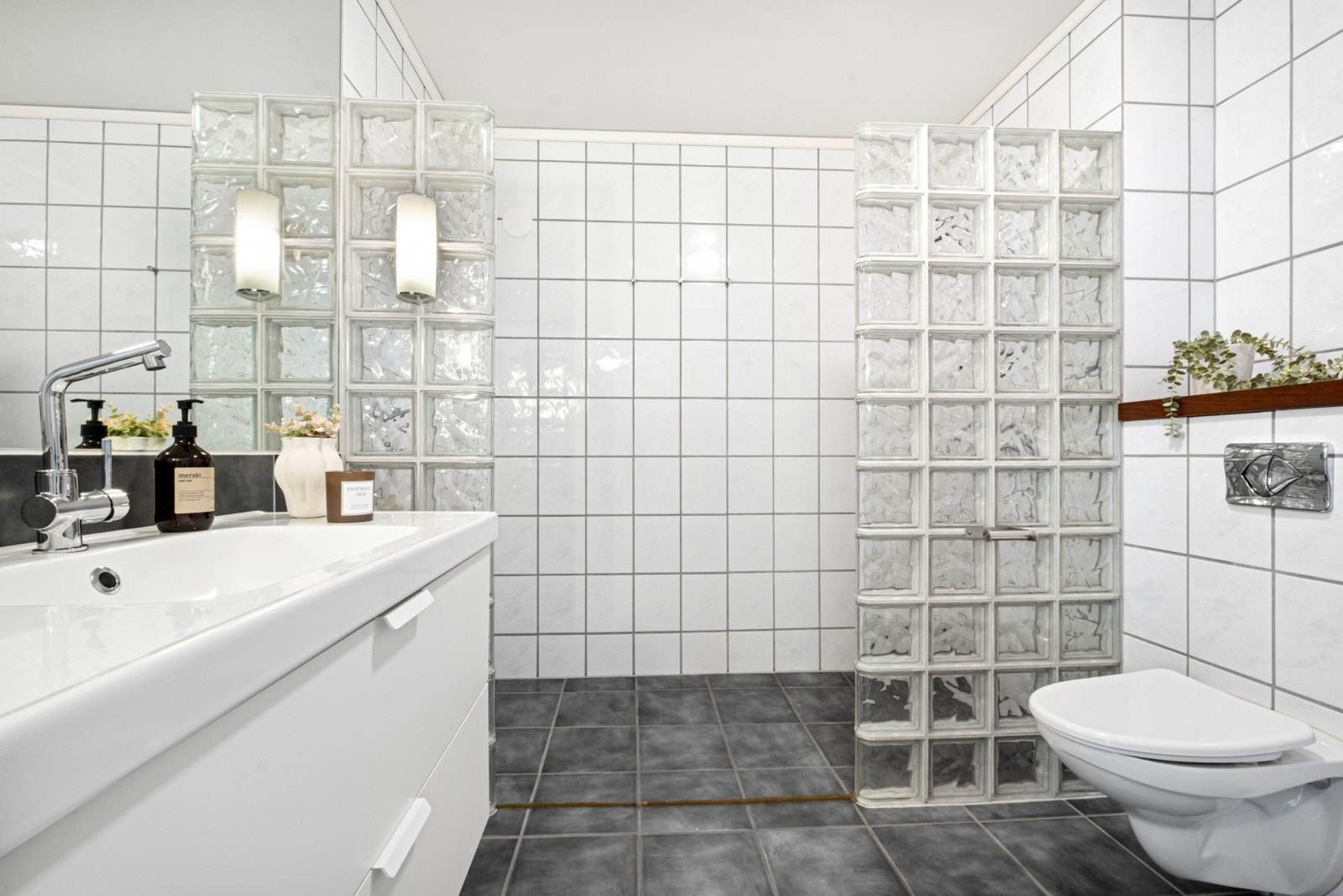 Plass til vaskemaskin og tørketrommel. Galleribilde