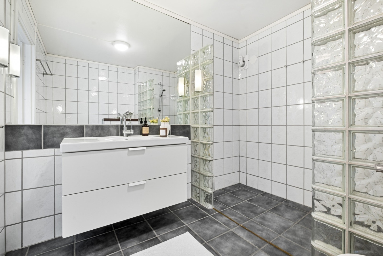Pent flislagt bad med varme i gulv. Galleribilde