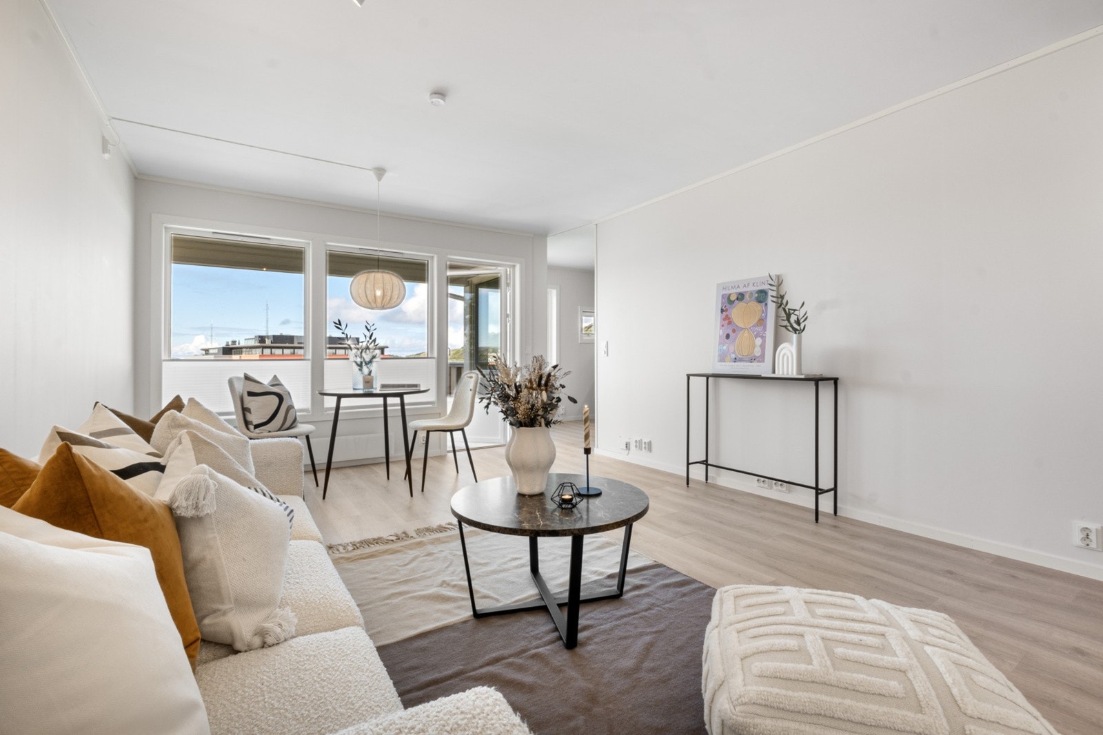 Leiligheten fremstår som moderne og innbydende. Galleribilde