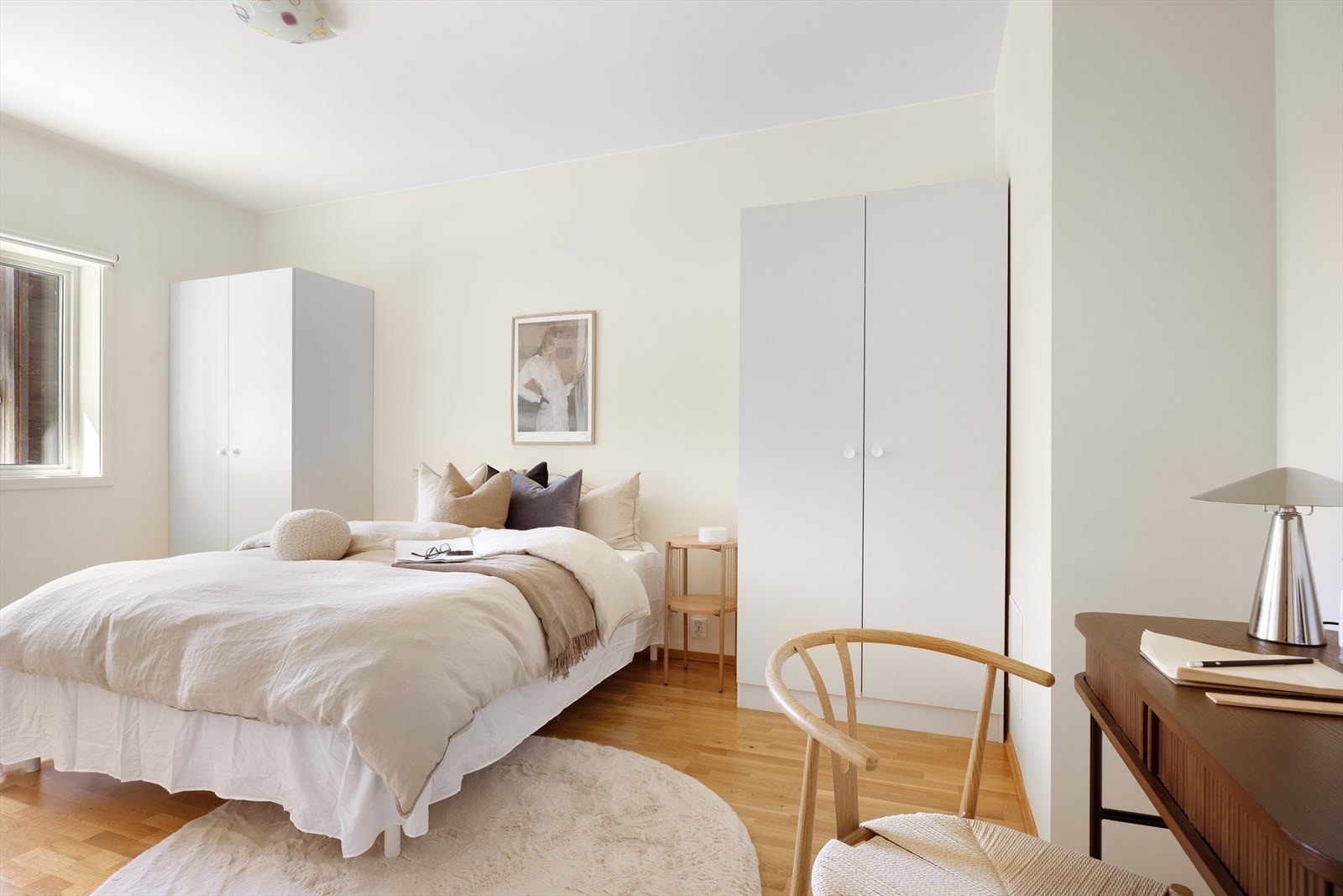 Soverommet er innredet med to garderobeskap som gir rikelig med oppbevaring. Galleribilde