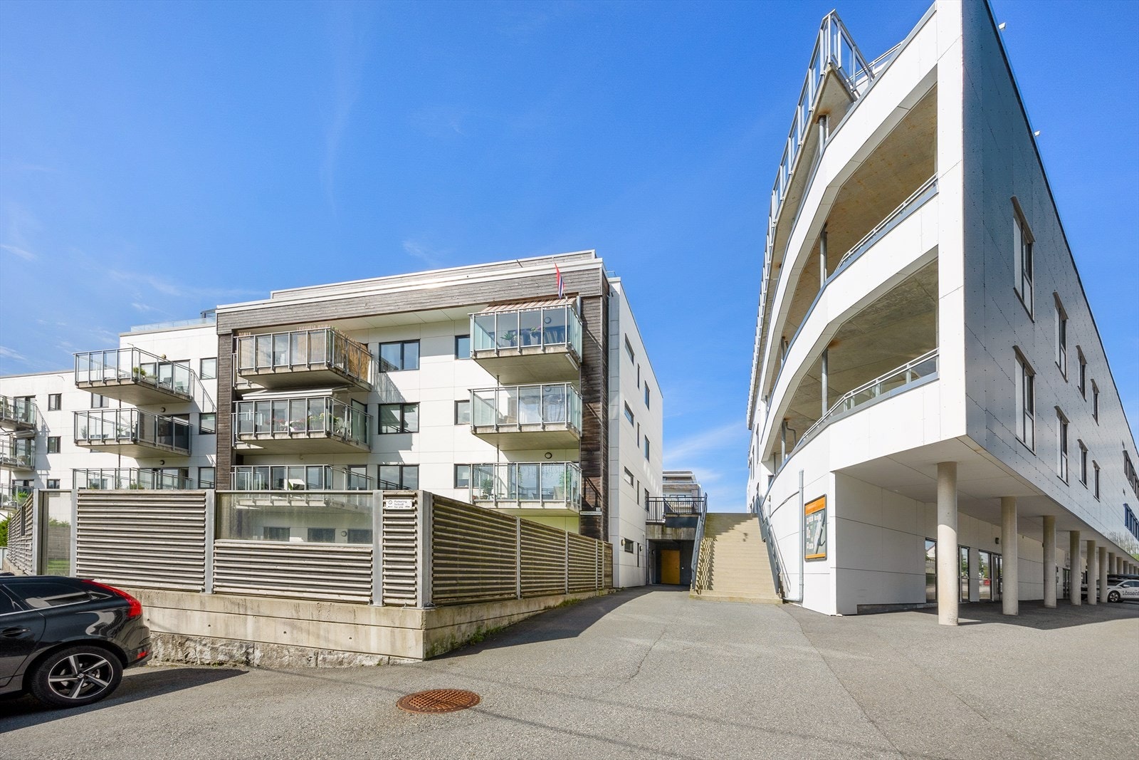 Innenfor kort gangavstand har man busstopp, skole, barnehager og butikker. Galleribilde