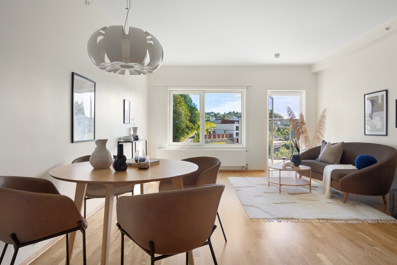 Stuen er lys og luftig med plass til både sofa- og spisegruppe. Galleribilde