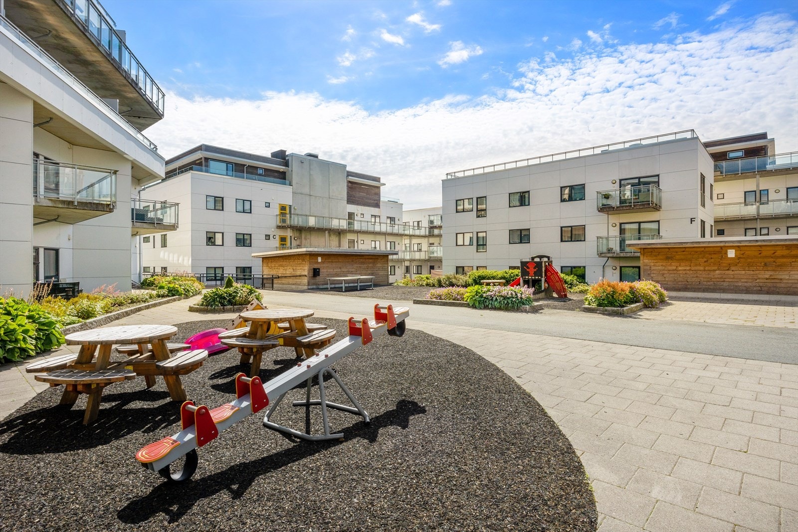 Leiligheten er en del av flotte Sameiet Søreidepark hvor det er fine opparbeidede fellesareal med bl.a. lekeplass for de minste. Galleribilde