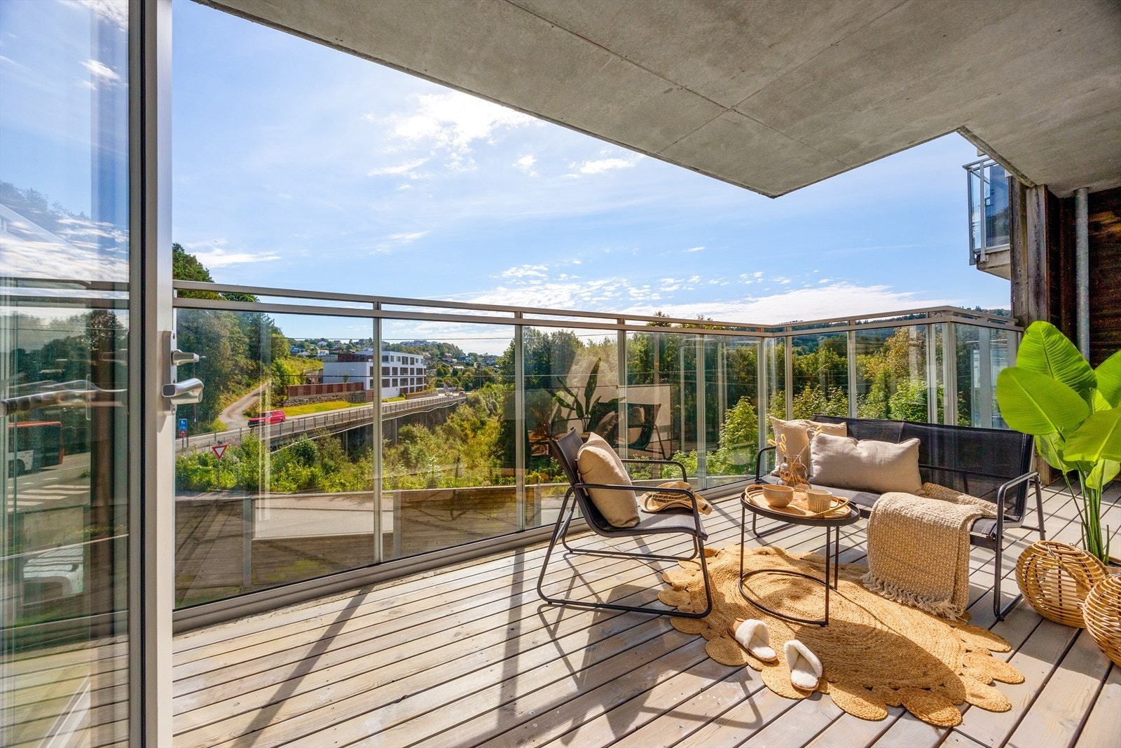 Her har du egen solrik balkong, perfekt for besøk og en hyggelig stund. Galleribilde