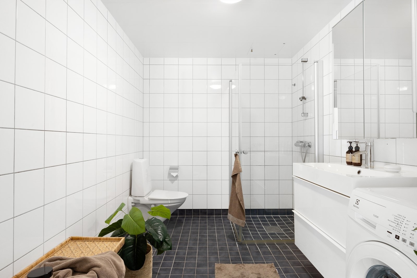 Helfliset og tidløst innredet bad av god størrelse. Galleribilde