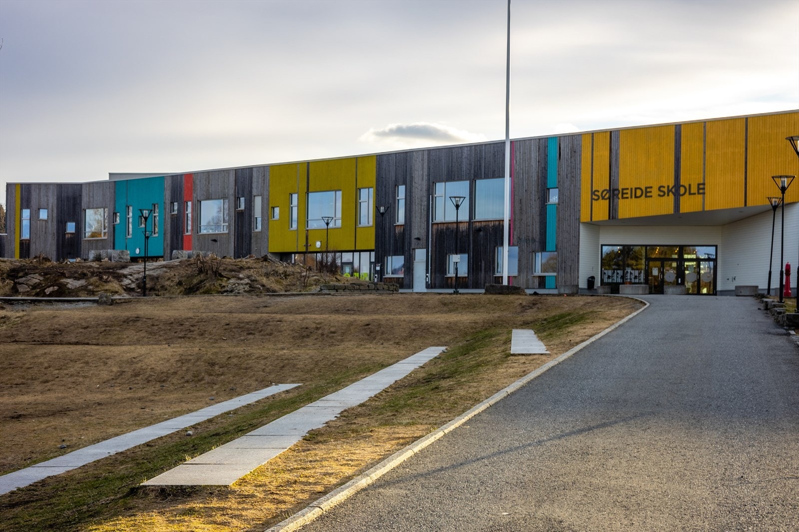 Søreide skole og idrettshall ligger begge innen ca. 5 minutters gange. Busstopp "Søreide skole" med linje 22, 23 og 51 ligger like ved leiligheten. Galleribilde