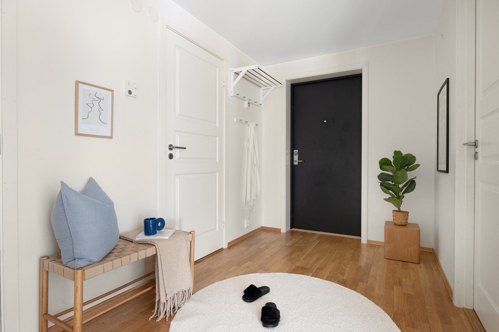 Det første som møter deg er en trivelig entrè med plass til oppbevaring av sko og yttertøy. Galleribilde