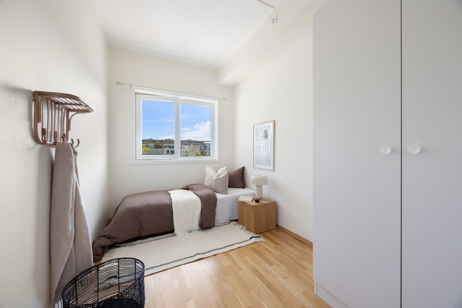 Leilighetens andre soverom har også plass til seng, garderobe og annen ønsket innredning. Galleribilde