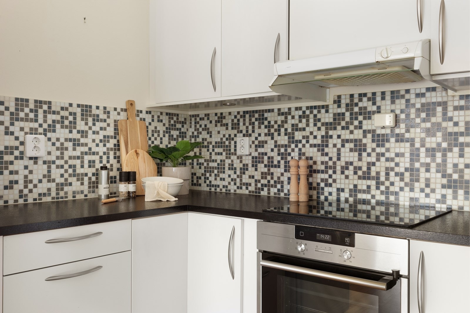 Du finner blant annet stålvask med skyllekum og avrenningsbrett, oppvaskmaskin, steikeovn og platetopp. Galleribilde