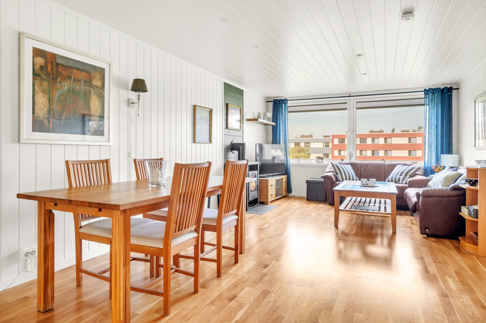 Stor og åpen stue på 29 m² med god plass til sofagruppe og tilhørende møblement. Galleribilde