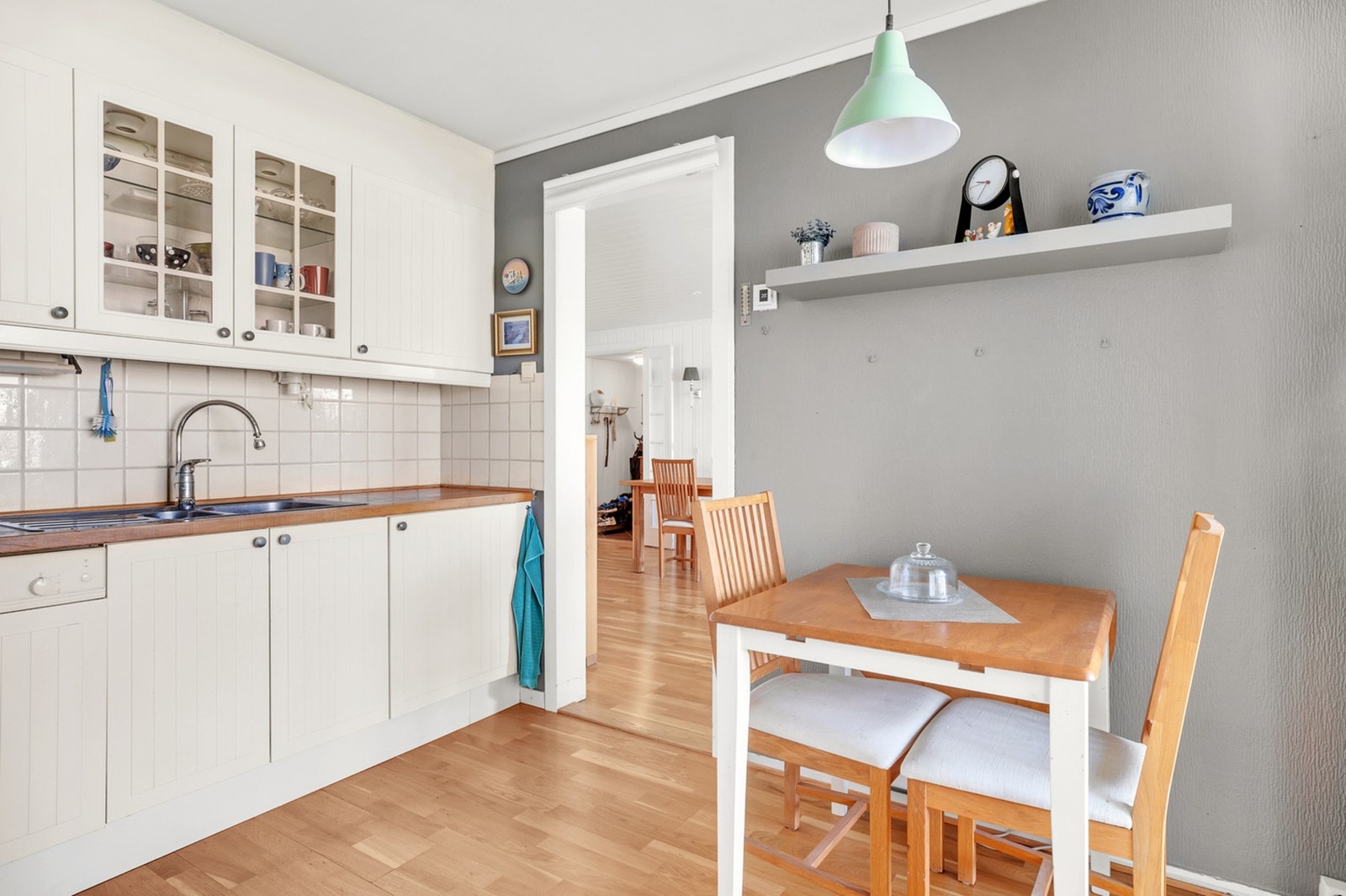 På kjøkkenet er det plass til et koselig frokostbord. Galleribilde