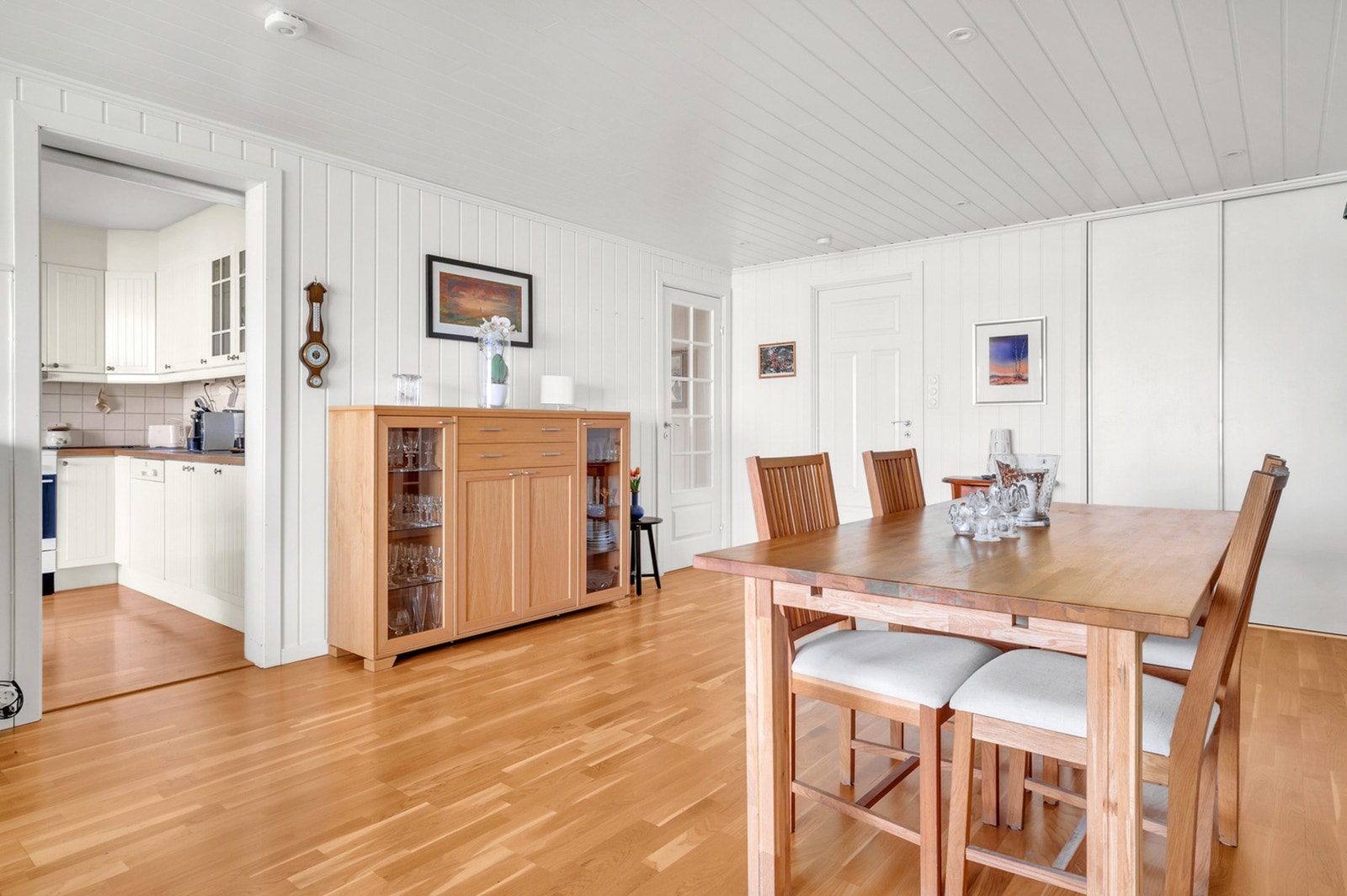 I forlengelsen av rommet er det god plass til ønsket spisegruppe. Galleribilde