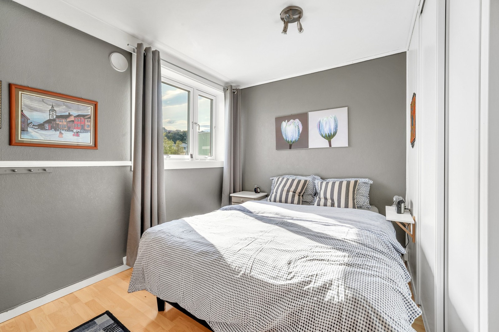 Hovedsoverommet er på 12 m² som gir god plass til dobbeltseng. Galleribilde