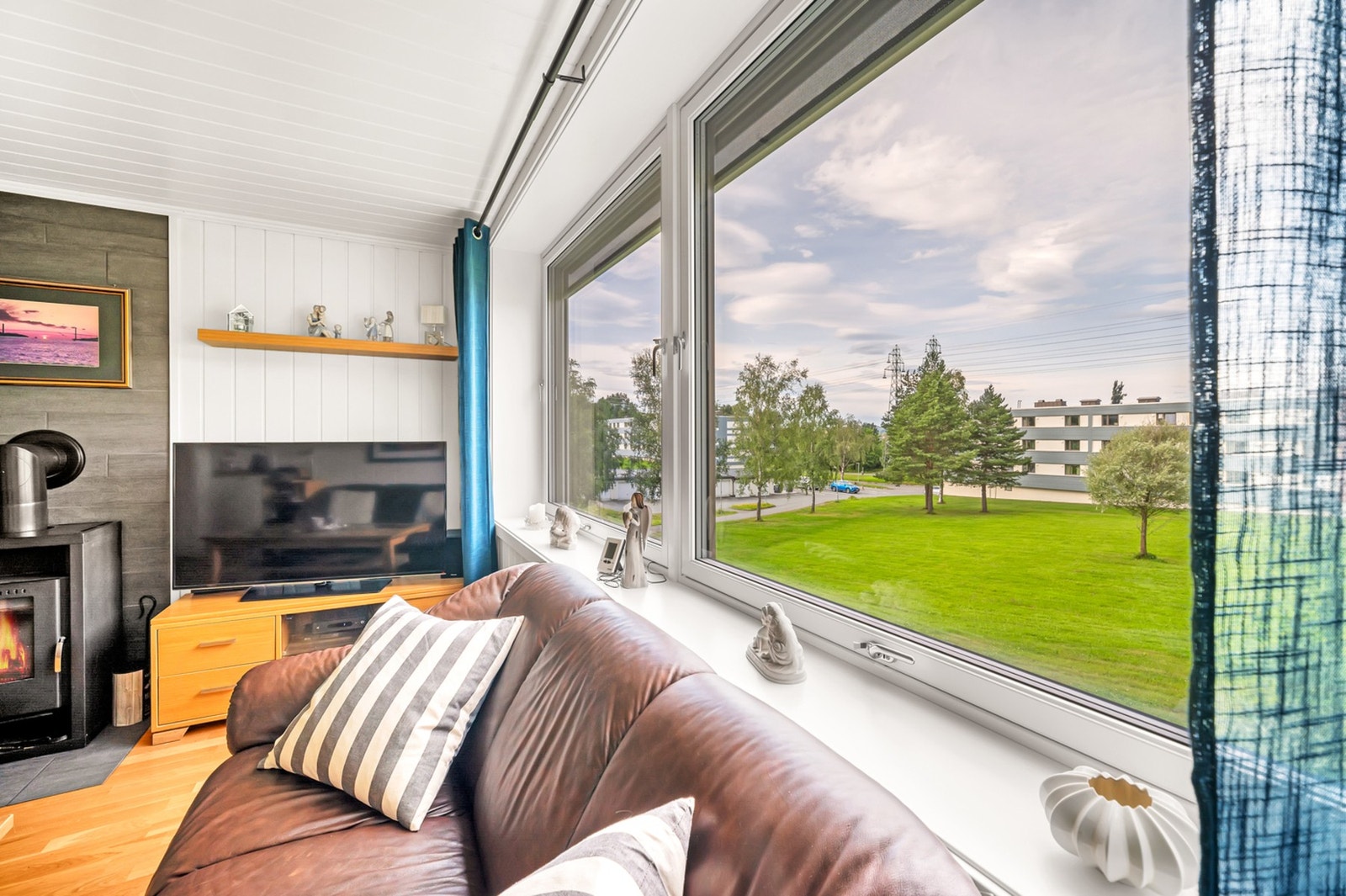 Store vindusflater bidrar til rikelig med naturlig lysinnslipp. Galleribilde