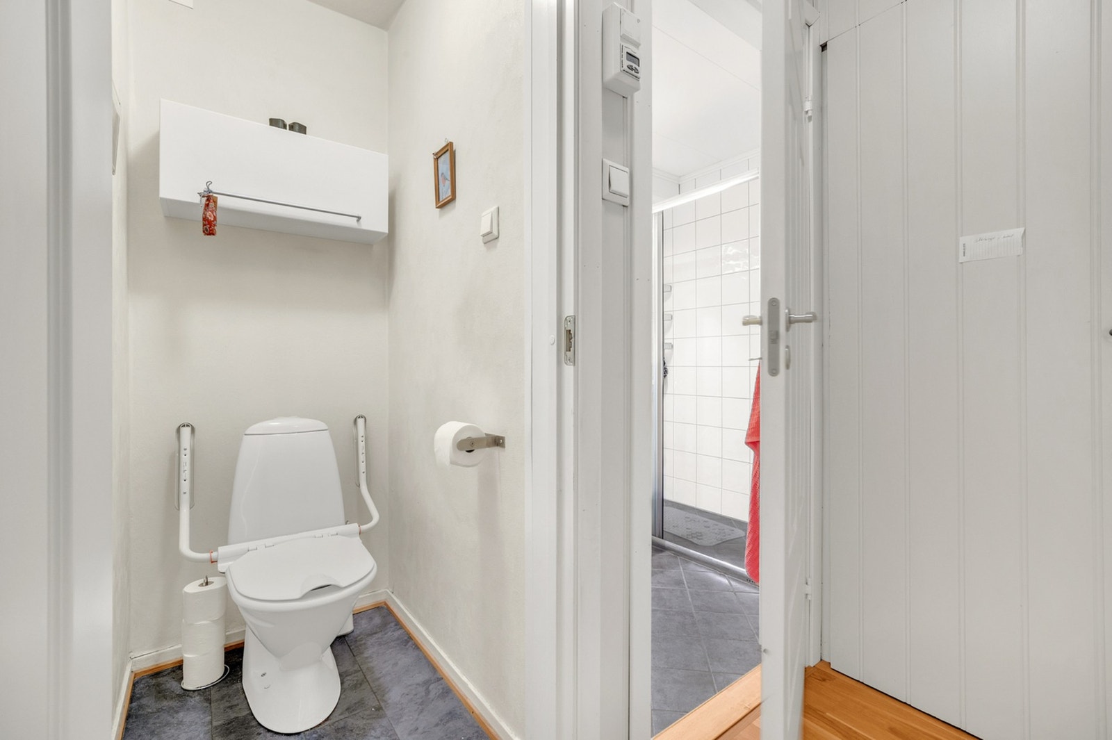 Eget toalettrom vegg i vegg med badet. Galleribilde