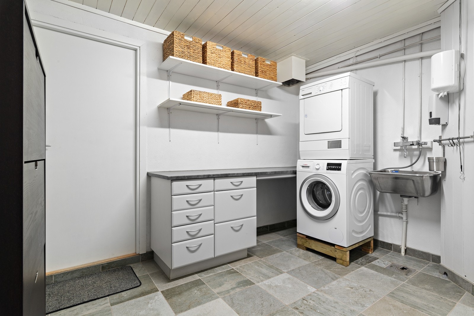 Stort vaskerom med utgang til garasjen. Galleribilde