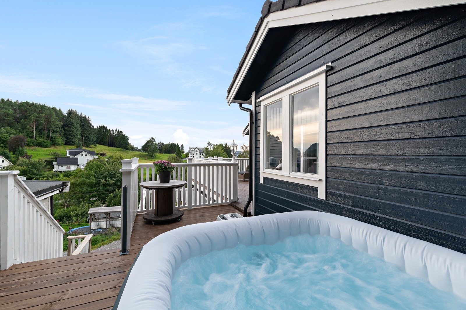 Verandaen er vestvendt med utgang fra stuen. Galleribilde