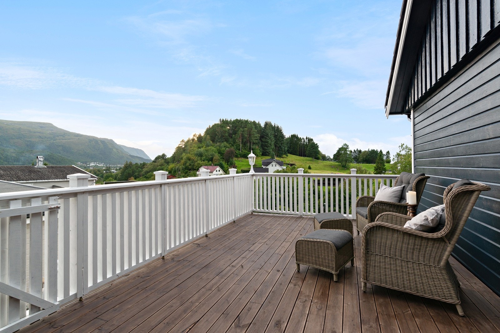 Det er rom for ønsket utemøblement på veranda. Galleribilde