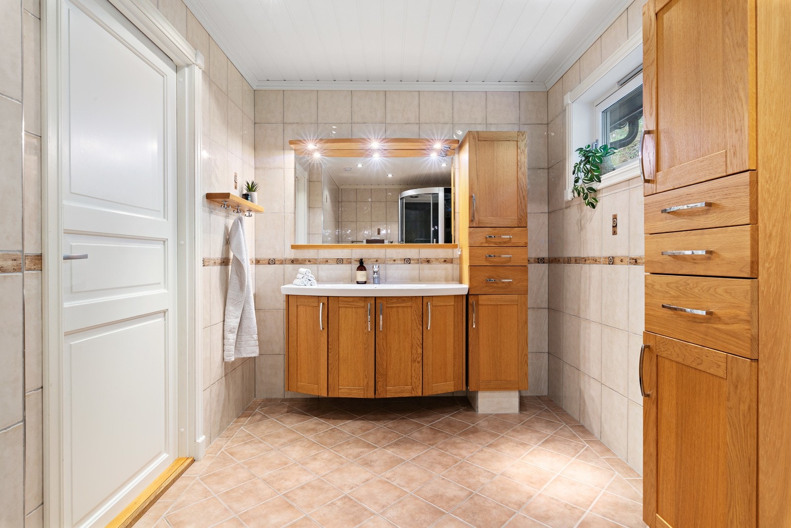 Flislagt bad i hovedetasje fra 2006. Galleribilde