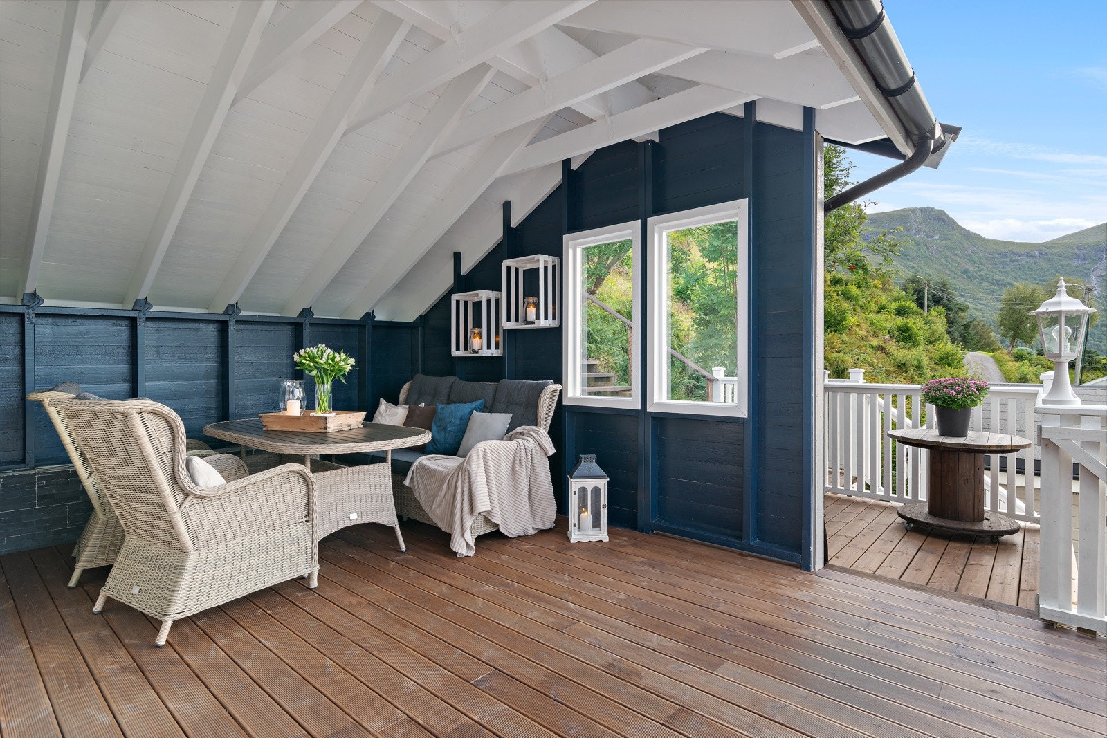 Overbygd del av veranda er praktisk for bruk i sunnmørsværet. Galleribilde