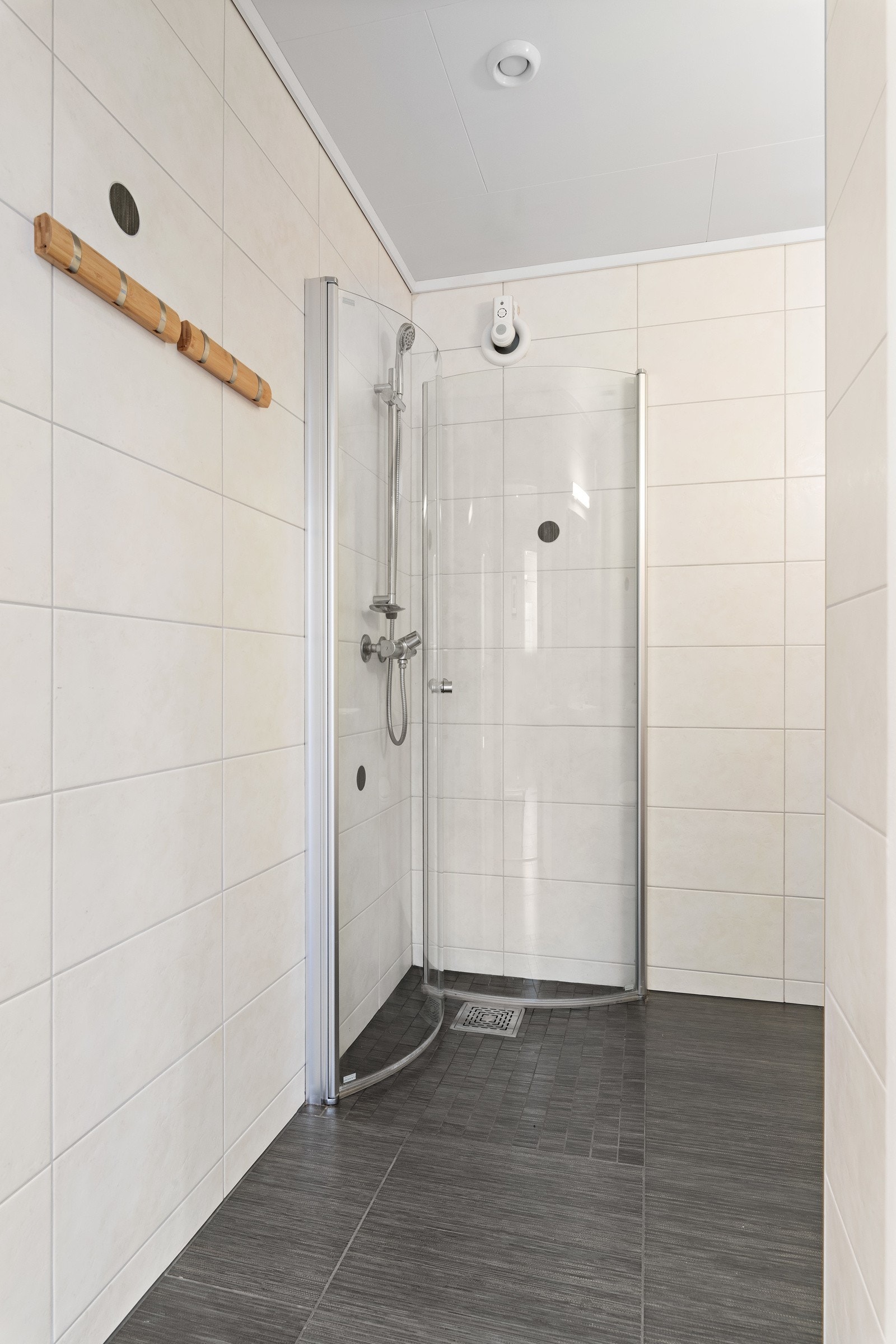 Badet er flislagt og har verme i gulv. Galleribilde