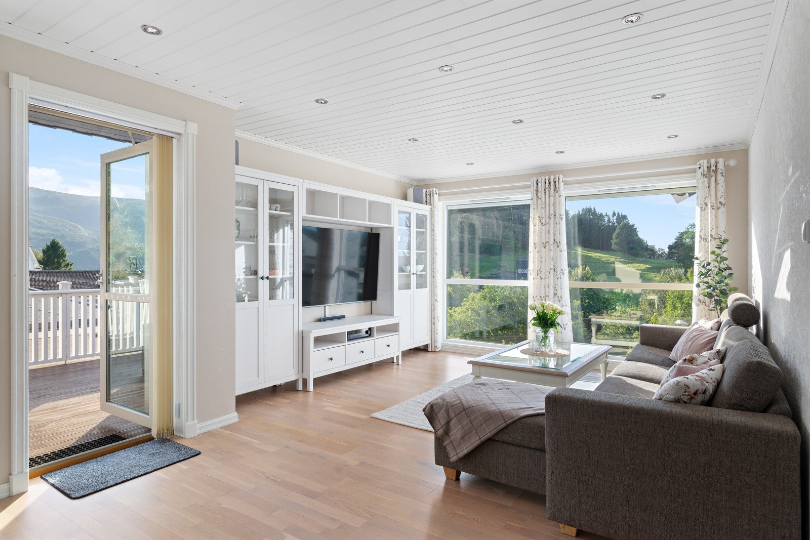 Lys og trivelig stue med flere utsiktsvinduer. Galleribilde